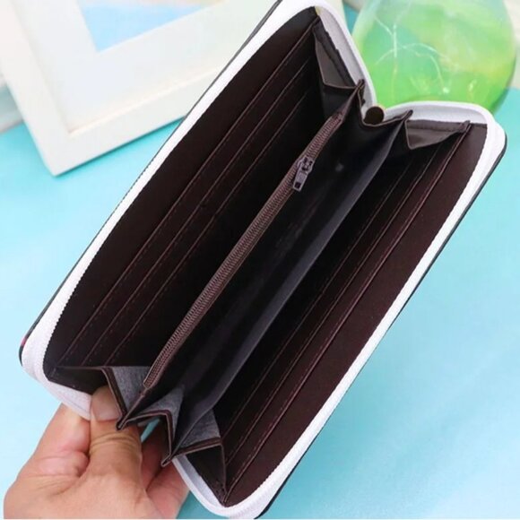 Minnie & Mickey Accessory Bundle – Wallet, Badge Holders, Lanyards & Card Wallet - Picture 3 of 9